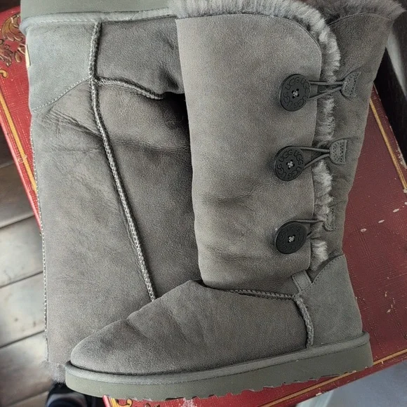UGG Bailey Button Triplet Boot - Picture 4 of 7
